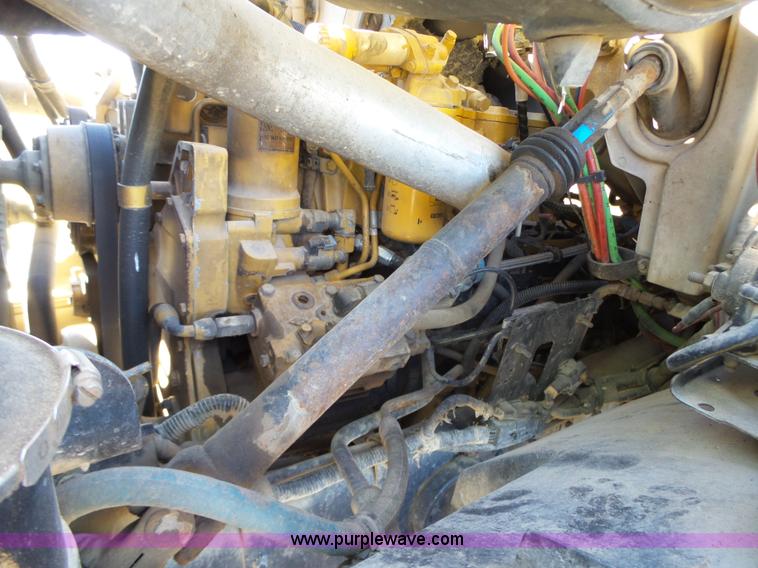 image for item J7647 2000 Sterling L7500 dry spreader applicator truck