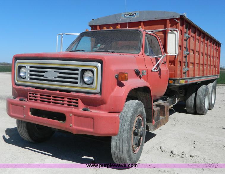 image for item J8989 1981 Chevrolet C70 grain truck