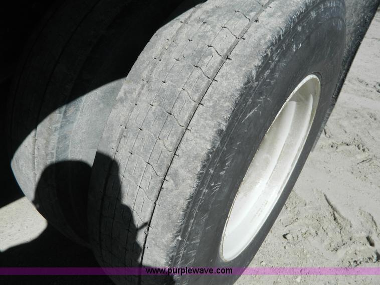 image for item J8989 1981 Chevrolet C70 grain truck