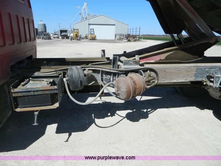 image for item J8989 1981 Chevrolet C70 grain truck