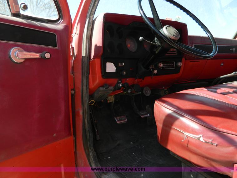 image for item J8989 1981 Chevrolet C70 grain truck