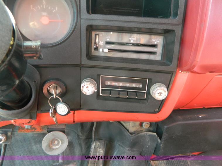 image for item J8989 1981 Chevrolet C70 grain truck