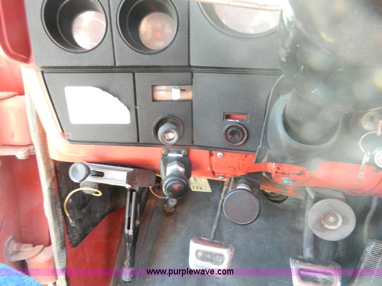 image for item J8989 1981 Chevrolet C70 grain truck