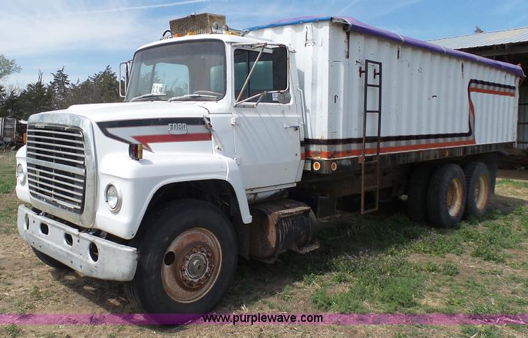image for item K6750 1981 Ford LNT9000 grain truck