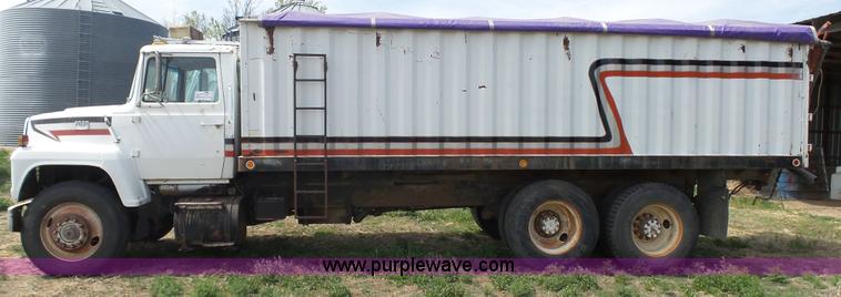 image for item K6750 1981 Ford LNT9000 grain truck