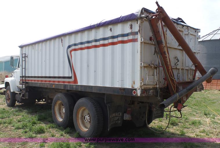 image for item K6750 1981 Ford LNT9000 grain truck