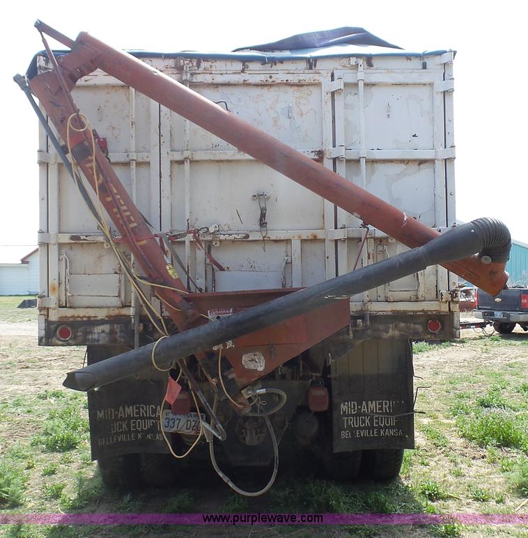 image for item K6750 1981 Ford LNT9000 grain truck