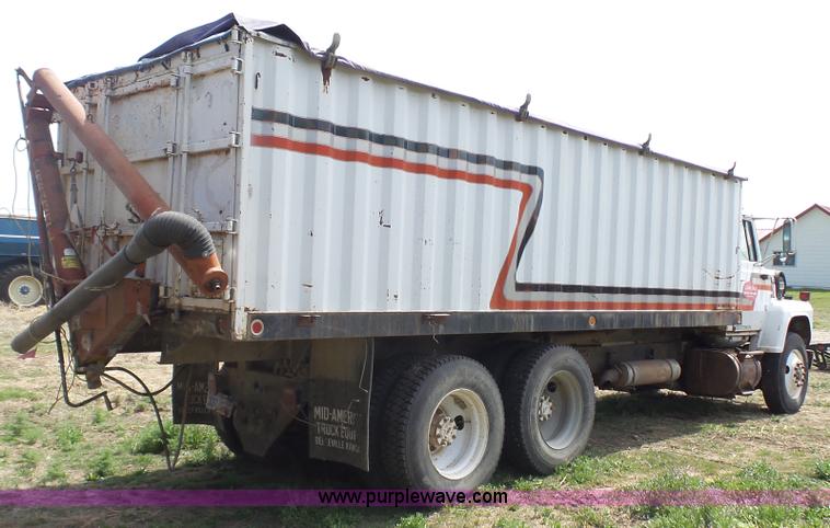 image for item K6750 1981 Ford LNT9000 grain truck