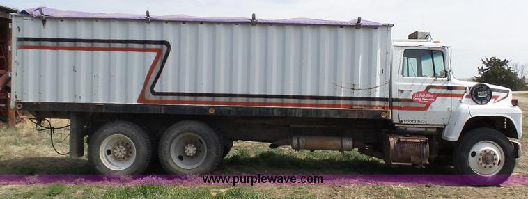 image for item K6750 1981 Ford LNT9000 grain truck
