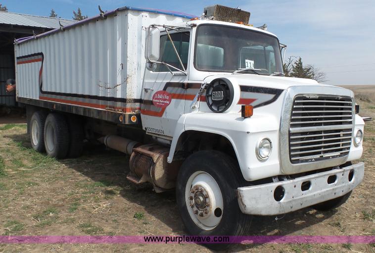 image for item K6750 1981 Ford LNT9000 grain truck