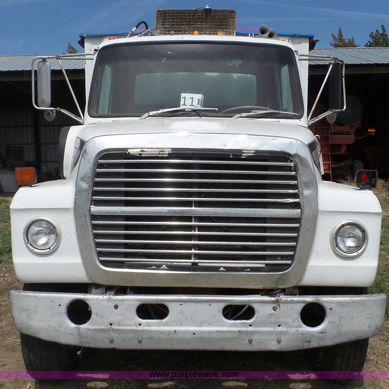 image for item K6750 1981 Ford LNT9000 grain truck
