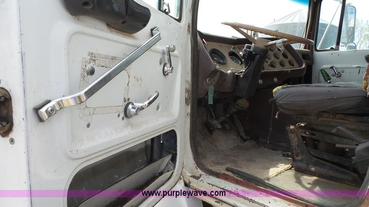 image for item K6750 1981 Ford LNT9000 grain truck