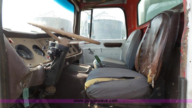 image for item K6750 1981 Ford LNT9000 grain truck