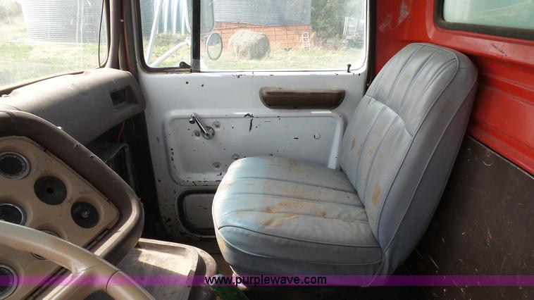 image for item K6750 1981 Ford LNT9000 grain truck