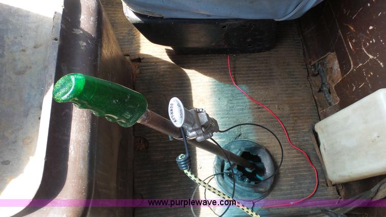 image for item K6750 1981 Ford LNT9000 grain truck