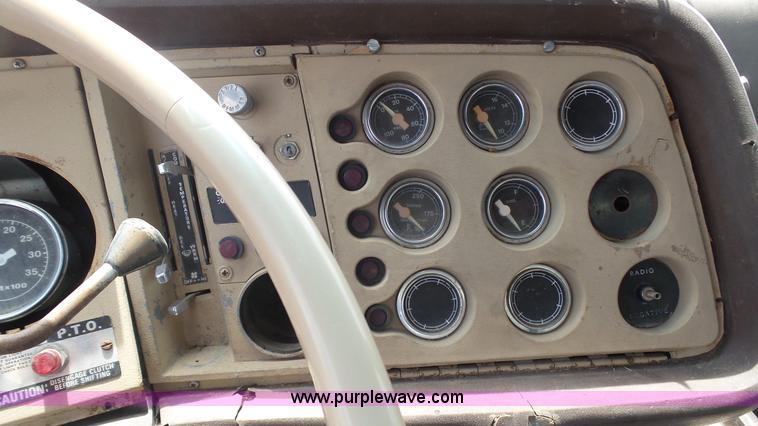 image for item K6750 1981 Ford LNT9000 grain truck