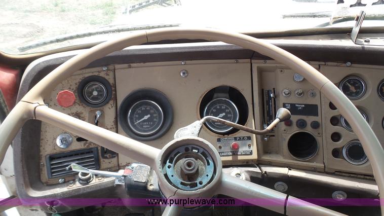 image for item K6750 1981 Ford LNT9000 grain truck