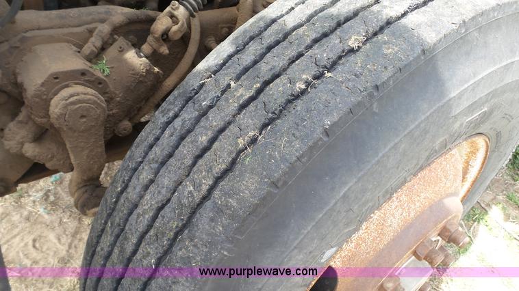 image for item K6750 1981 Ford LNT9000 grain truck