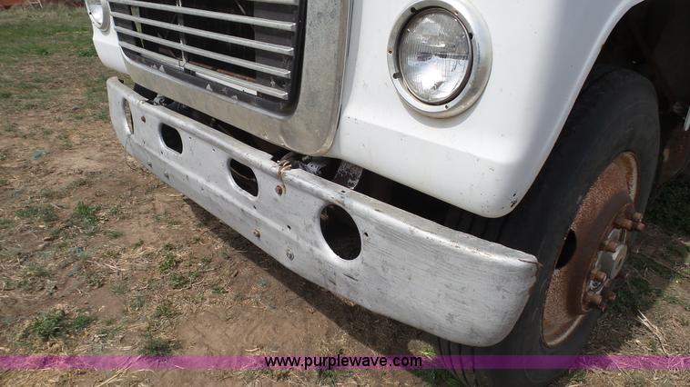 image for item K6750 1981 Ford LNT9000 grain truck