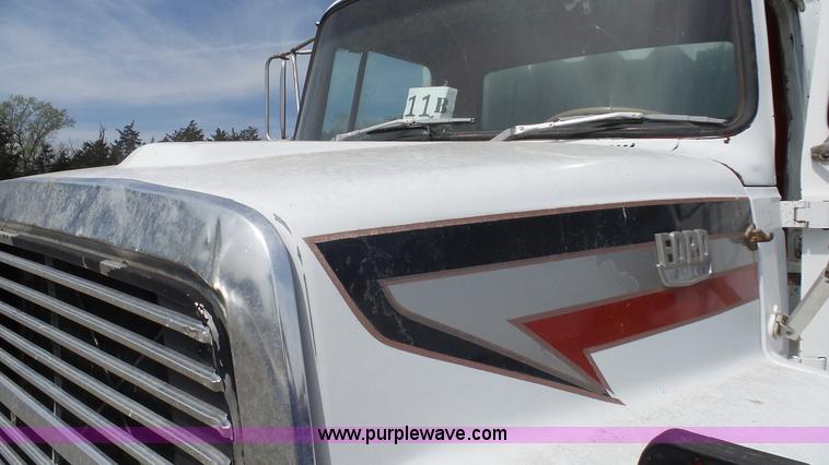 image for item K6750 1981 Ford LNT9000 grain truck