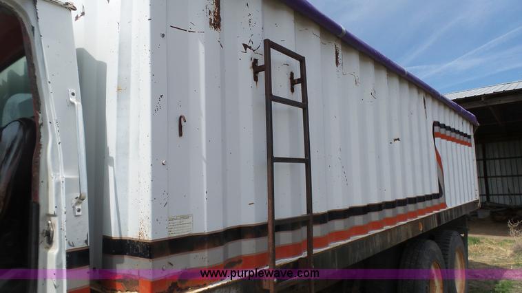 image for item K6750 1981 Ford LNT9000 grain truck