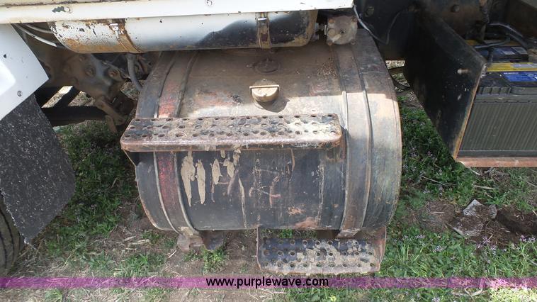 image for item K6750 1981 Ford LNT9000 grain truck