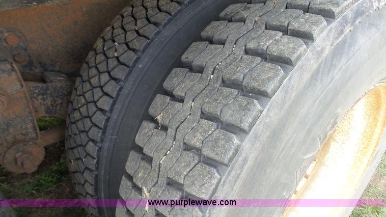 image for item K6750 1981 Ford LNT9000 grain truck