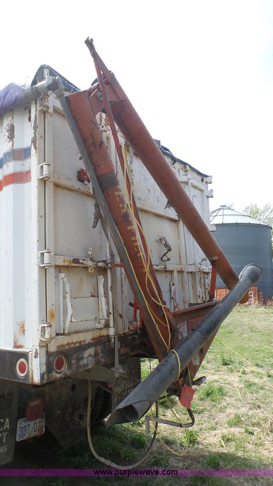 image for item K6750 1981 Ford LNT9000 grain truck