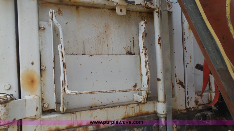 image for item K6750 1981 Ford LNT9000 grain truck