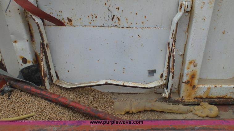 image for item K6750 1981 Ford LNT9000 grain truck