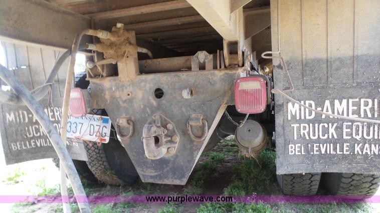 image for item K6750 1981 Ford LNT9000 grain truck