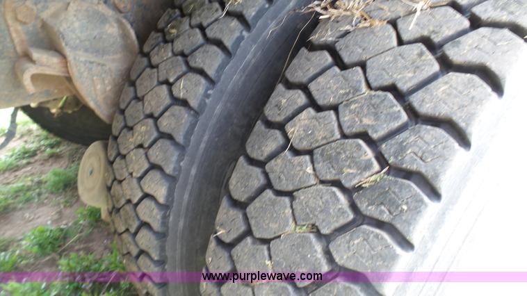 image for item K6750 1981 Ford LNT9000 grain truck