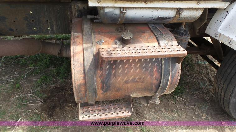 image for item K6750 1981 Ford LNT9000 grain truck