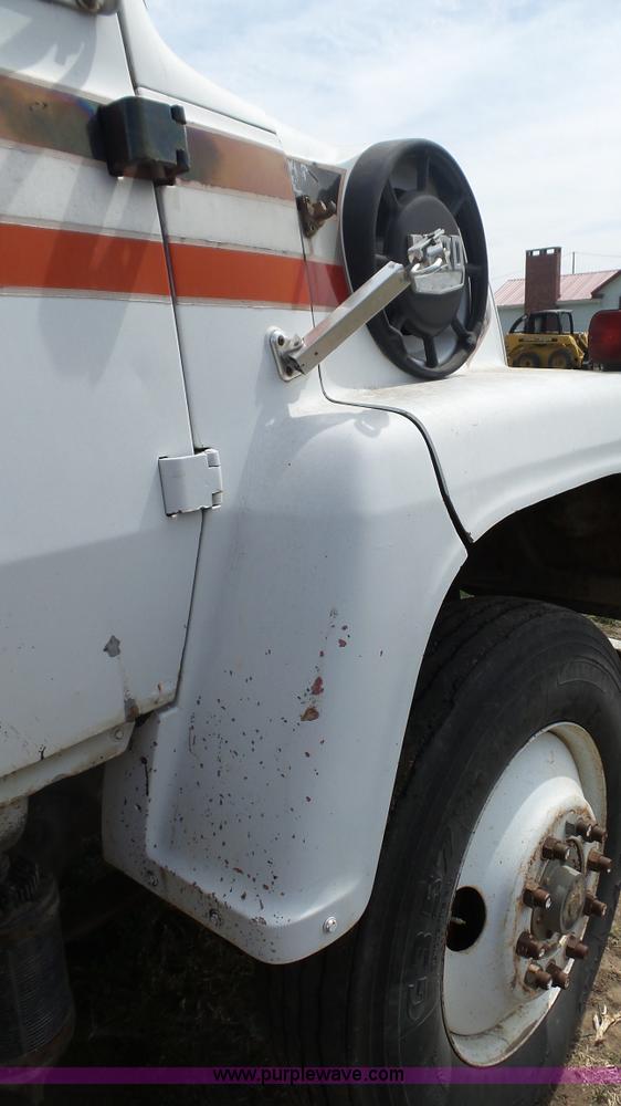 image for item K6750 1981 Ford LNT9000 grain truck