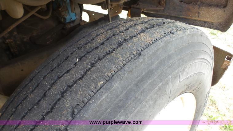 image for item K6750 1981 Ford LNT9000 grain truck