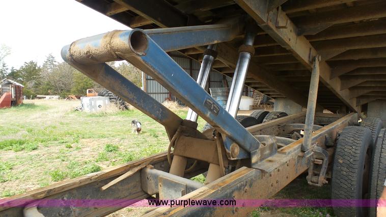 image for item K6750 1981 Ford LNT9000 grain truck