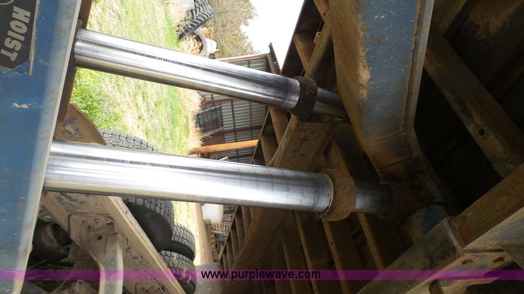 image for item K6750 1981 Ford LNT9000 grain truck