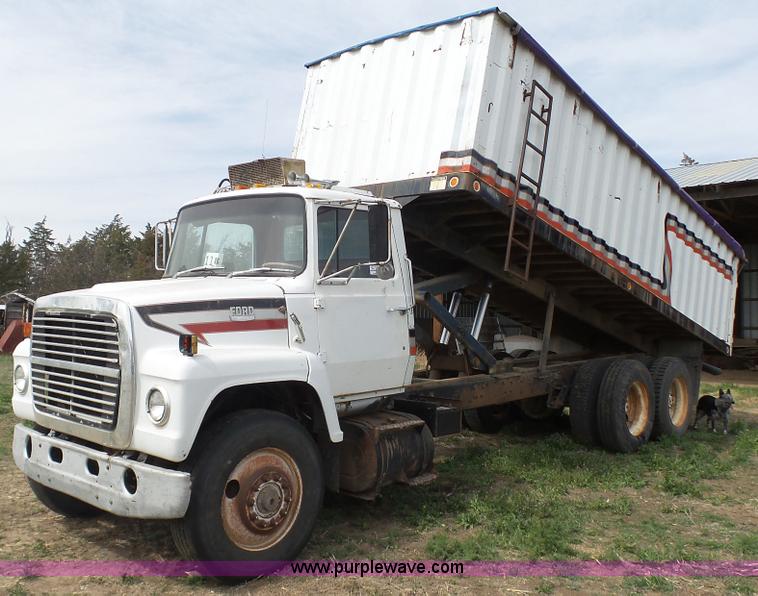 image for item K6750 1981 Ford LNT9000 grain truck