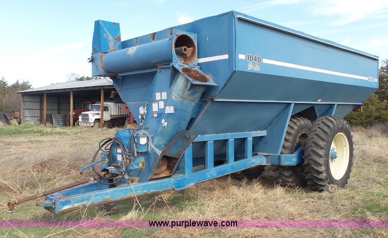 image for item K6754 Kinze 1040 grain cart