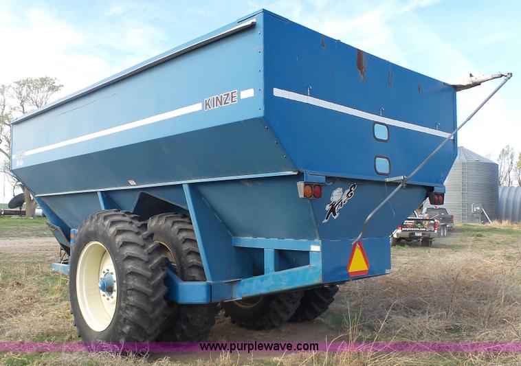 image for item K6754 Kinze 1040 grain cart