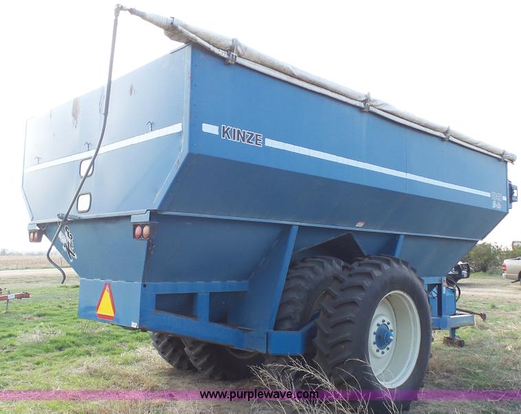 image for item K6754 Kinze 1040 grain cart