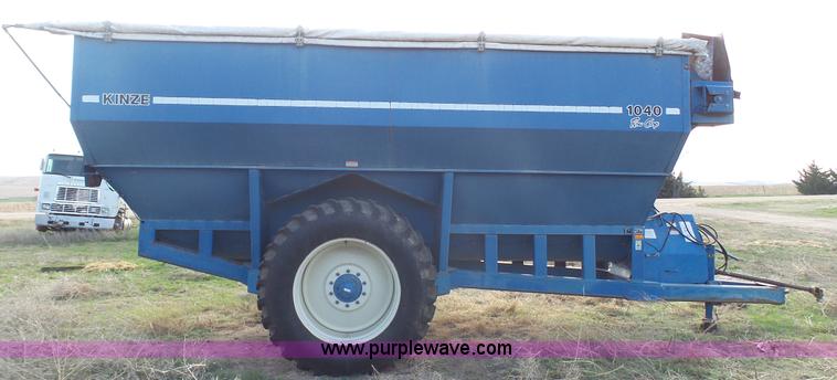 image for item K6754 Kinze 1040 grain cart