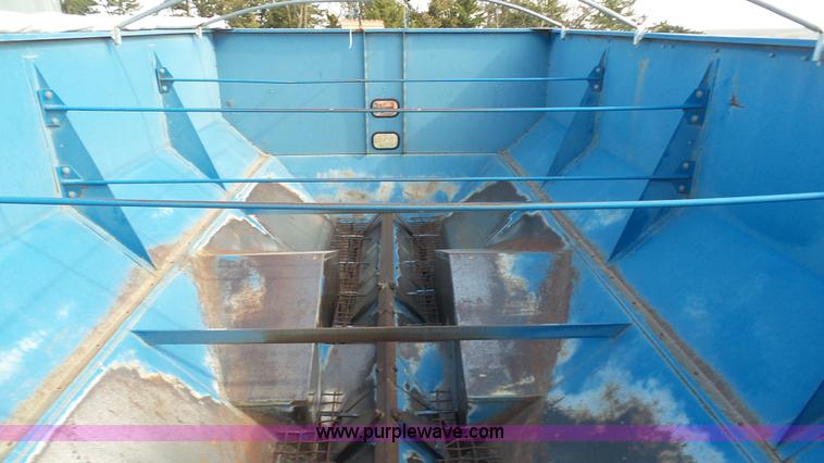 image for item K6754 Kinze 1040 grain cart