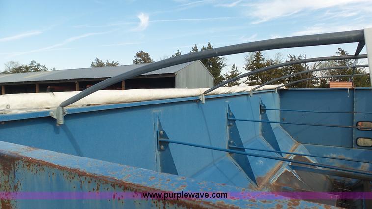 image for item K6754 Kinze 1040 grain cart