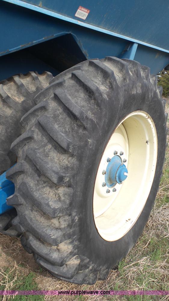 image for item K6754 Kinze 1040 grain cart