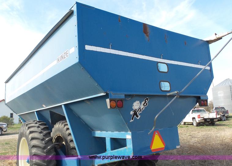 image for item K6754 Kinze 1040 grain cart