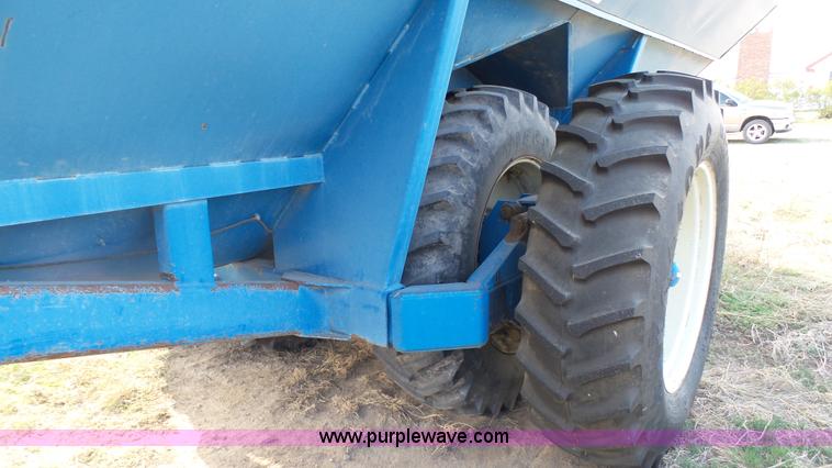 image for item K6754 Kinze 1040 grain cart