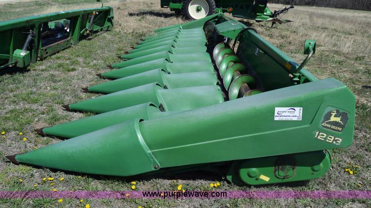 image for item K8748 1998 John Deere 1293 corn head