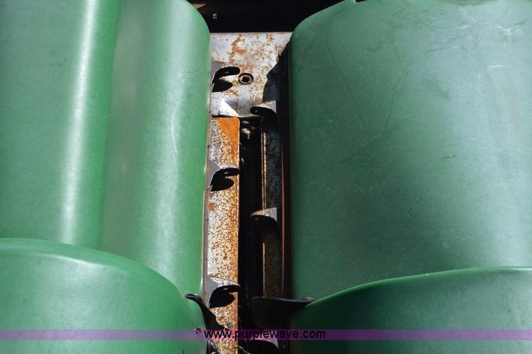 image for item K8748 1998 John Deere 1293 corn head