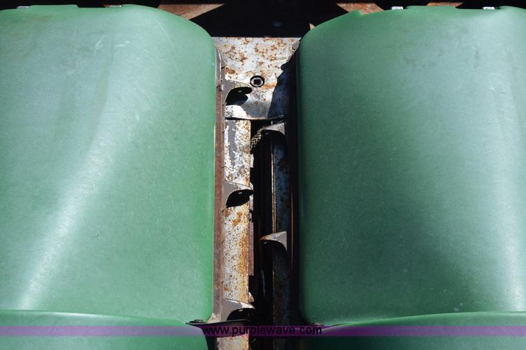 image for item K8748 1998 John Deere 1293 corn head